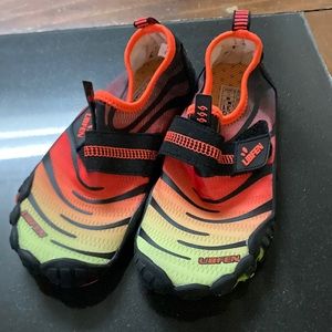 Boy Toddlers size 31 in EUR and 13 in US colorful water shoes by UBFEN